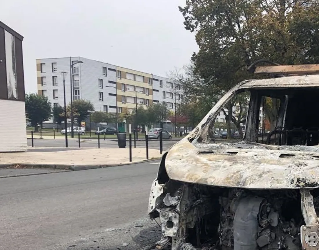 Véhicule incendié à Alençon, quartier de Perseigne